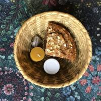 Kiste mit Brot, Eier und eine Kerze